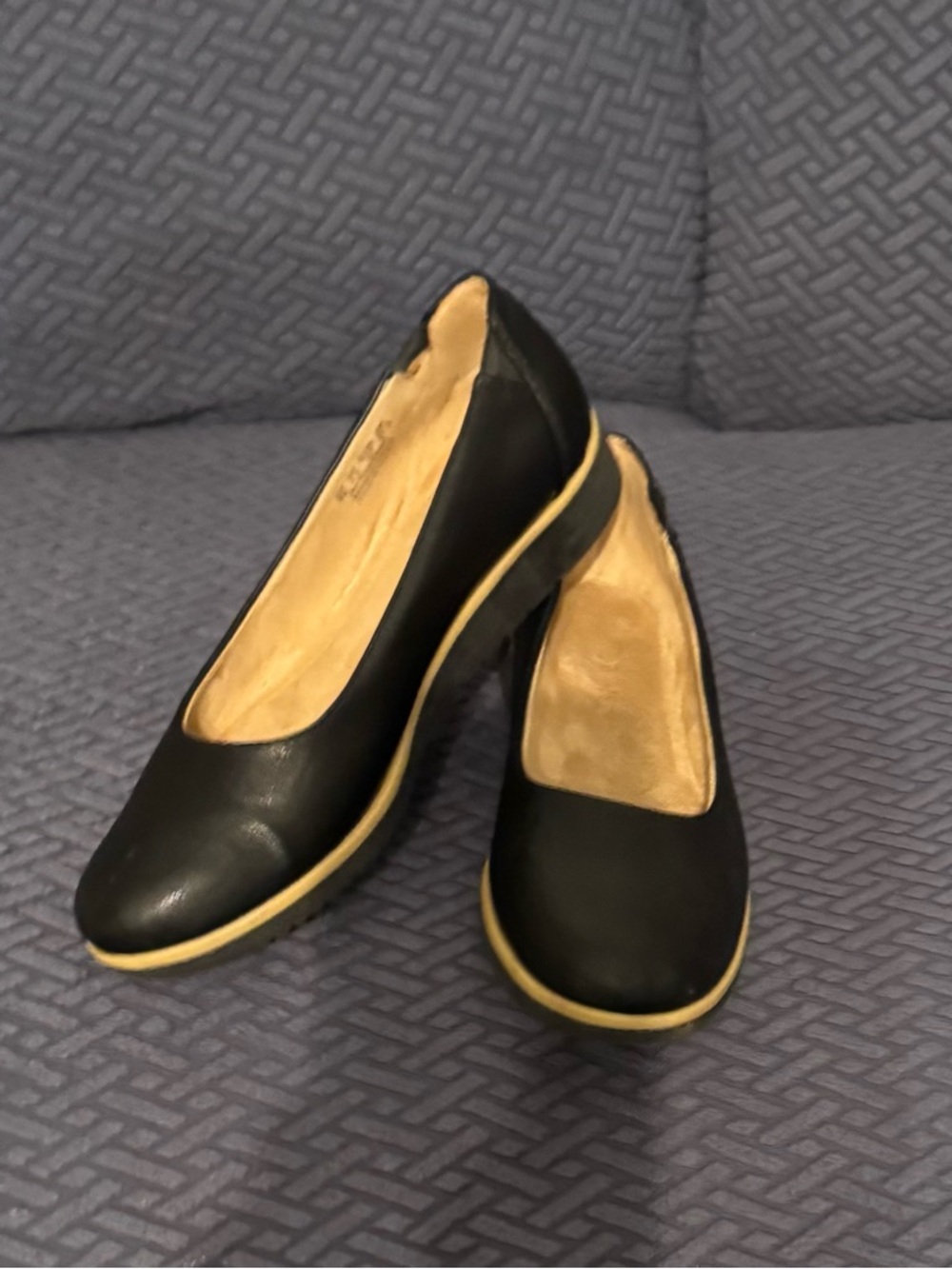 Black Women's Round-Toe Wedge flats with Contrast Trim